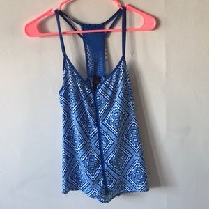 Blue and white pattern flowy tank w detailed back